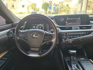 2020 لكزس ES - اي اس ES300h