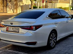 2020 لكزس ES - اي اس ES300h