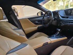 2020 لكزس ES - اي اس ES300h
