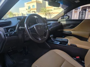 2020 لكزس ES - اي اس ES300h